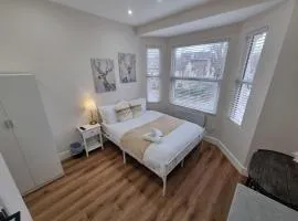 Stylish Acton Studio Fast Central Connection