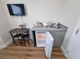 Stylish Acton Studio Fast Central Connection