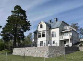Sekelskiftesvilla med sjötomt, brygga & roddbåt, hotel i Kvicksund