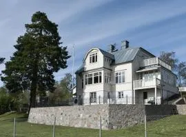 Sekelskiftesvilla med sjötomt, brygga & roddbåt