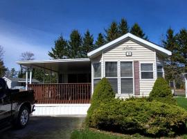 Family Cottage at Wasaga - Heated pools & Walk to the Beach, hotel di Wasaga Beach