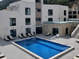 Avis 2, hotel a Igalo