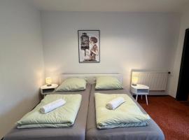 Haus mit Garten und Privater Garage, hotell i Köln