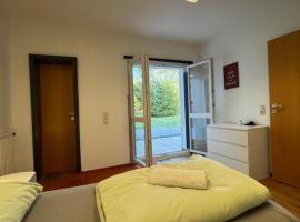 House with garden, 3 Rooms & private Garage in Cologne, hotel u Kölnu