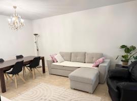 HHH Newly renovated big 4-bedroom apt with balcony, free parking for 2 cars, Hotel in Helsinki