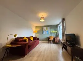 15 mins to Princes Street Spacious Lakeside Home with Free Parking