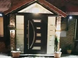 Read Oak Lodge - Spring Offer - Free Parking - Kitchen Laundry Facility - Near PRUH - Orpington - 20 Mins from London Bridge