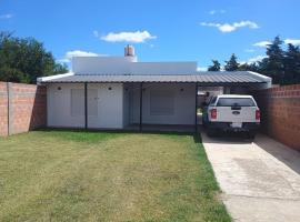 Casa amplia, cuenta con 3 dormitorios, garage y quincho, хотел в Ранчос