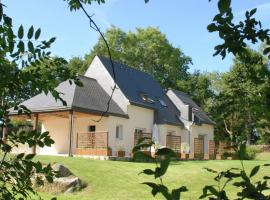 Lively holiday home with enclosed garden, villa i Plurien