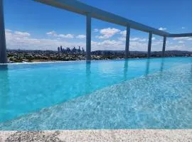 City and River View Apt with Infinity Pool, Spa, Sauna, Steam Room
