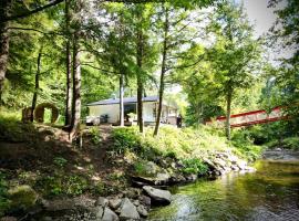 Le 88 Howard - Spa Sauna River & Cute Bridge, Hotel in Mansonville