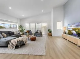 Sunset Bay Escape - Steps to Woody Point Pier