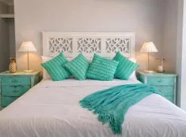 Luxury Beach House, Sleeps 8, Walk to Beach