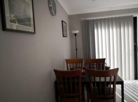 Adorable 1bedroom guesthouse in Narwee with deck, Hotel in Riverwood