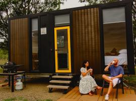 Sunset Tiny House at Bluebush Estate X by Tiny Away, hotel a Rothbury