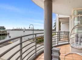 Scenic Beachside 3-bedroom with Water Views, hotelli Melbournessa