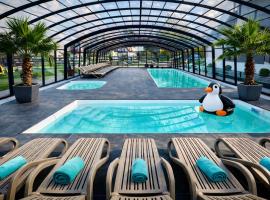 Domki Kotwica PARK Władysławowo - 3 Podgrzewane Baseny pod Kopułą, готель у місті Владиславово