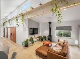 The Ausly Architectural Coastal Retreat with pool pet friendly