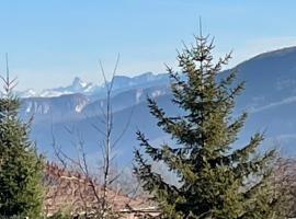 La Cocotte Rousse โรงแรมในParves