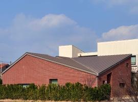 아르떼스테이 제주 - 화가의 집 Stay with Art Live like Home, Hotel in Hamdŏng-ni