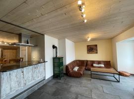 Renovated mountain farm with hot tub, hotel en Sonvilier