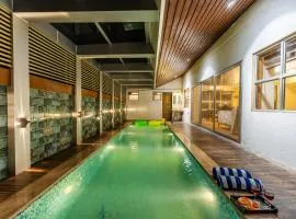 Gauri Villa by ELIVAAS With Pool, Lounge, Garden & Bathtub With 360 Panoramic Hill Views Near Waterfalls
