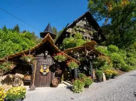 Schwarzwaldhaus Wolftal – Historisches Jagdanwesen, Park und Wildbach im Schwarzwald