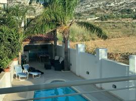 Apartment with POOL , close to the SEA and St JULIANS, Hotel in Naxxar