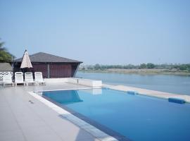 Riviera Resort and Hotel, hotel sa Durg