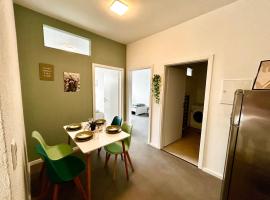 modernes Apartment 1 für Monteure in Bensheim mit Parkplatz & WLAN, מלון בבנסהיים