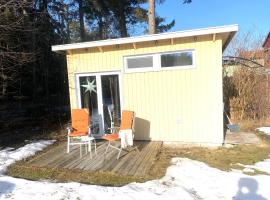 Cozy cottage close to nature and city, hotel u Stokholmu