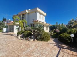Faros Beach Luxury Villa Pervolia, hotel v mestu Perivolia