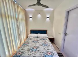 Waterfront LakeView AC Studio Apartment Hiranandani Estate Thane West, hotel en Thane