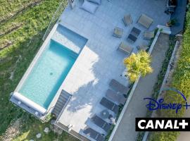 Maison 4 chambres avec jaccuzi piscine privée et sauna, hotel i Apremont