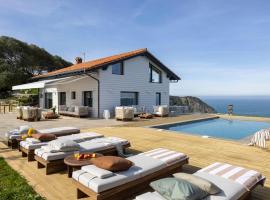 Wishome- Impresionante villa con piscina sobre un acantilado, hotel din Pechón