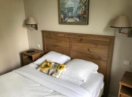 LOGIS Hôtel & Restaurant - Au Bord du Lac, Hotel in Saint-Rémy-lès-Chevreuse