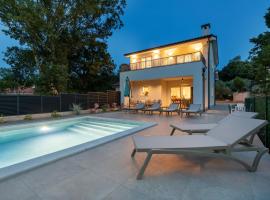 Villa Hidden with heated pool، فندق في Dobrinj