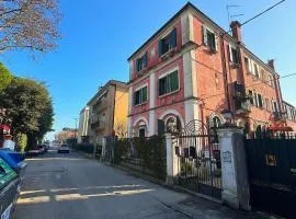 Casa del Sole ,sleep up to 6, 2 bathrooms,1 minute from the beach