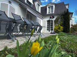 Signature Residence, 5 Bedroom Detached House 1000 square meters,15 min to Paris by Metro, Hotel in Le Vésinet
