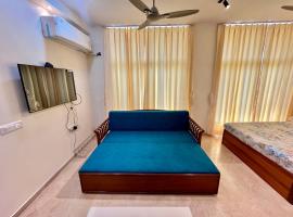 En-Suite LakeView AC Studio Apartment Hiranandani Estate Thane West、ターネーのホテル