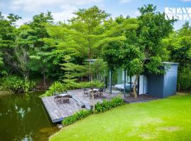 StayVista's Water Song Garden - Lake-Side, Pet-Friendly Villa with Bar, Spacious Lawn & Indoor-Outdoor Games, hotel i Simrol