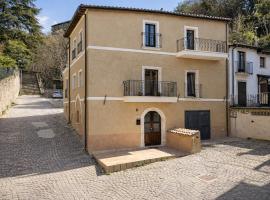 99 Cannelle-centro storico-elegante e spazioso-Smart TV-WiFi-parcheggio privato, Hotel in LʼAquila