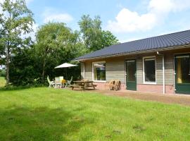 Holiday home with view over the meadows, hotel met parkeren in Kibbelveen