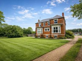 Group Accommodation - Rushden A6 Manor House - Private Gated -Sleeps 15 - Secure Parking, hotell sihtkohas Wymington