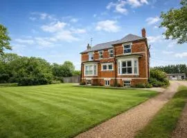 The Rushden Stable Chalet Manor House