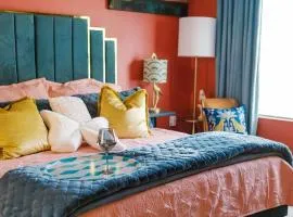 Chic dog-friendly coastal stay near Tropic Falls OWA, beach, fenced yard