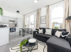#118 Modern&Cozy Flat in the Heart of Gravesend - 10 mins to New Tavern Fort- Guest for 4 - "Perfect for contractors and Families - Free street Parking"