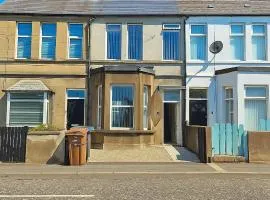 Spacious Home in Bangor Centre, 2 King Beds, 1 Single and Garage