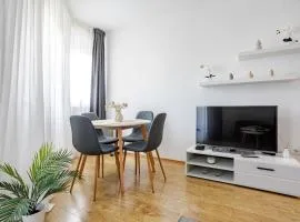 Sunny, Modern and Fully Equipped Apartment