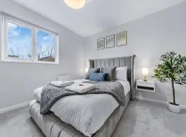 2BR - Newly Refurbished - Free Parking